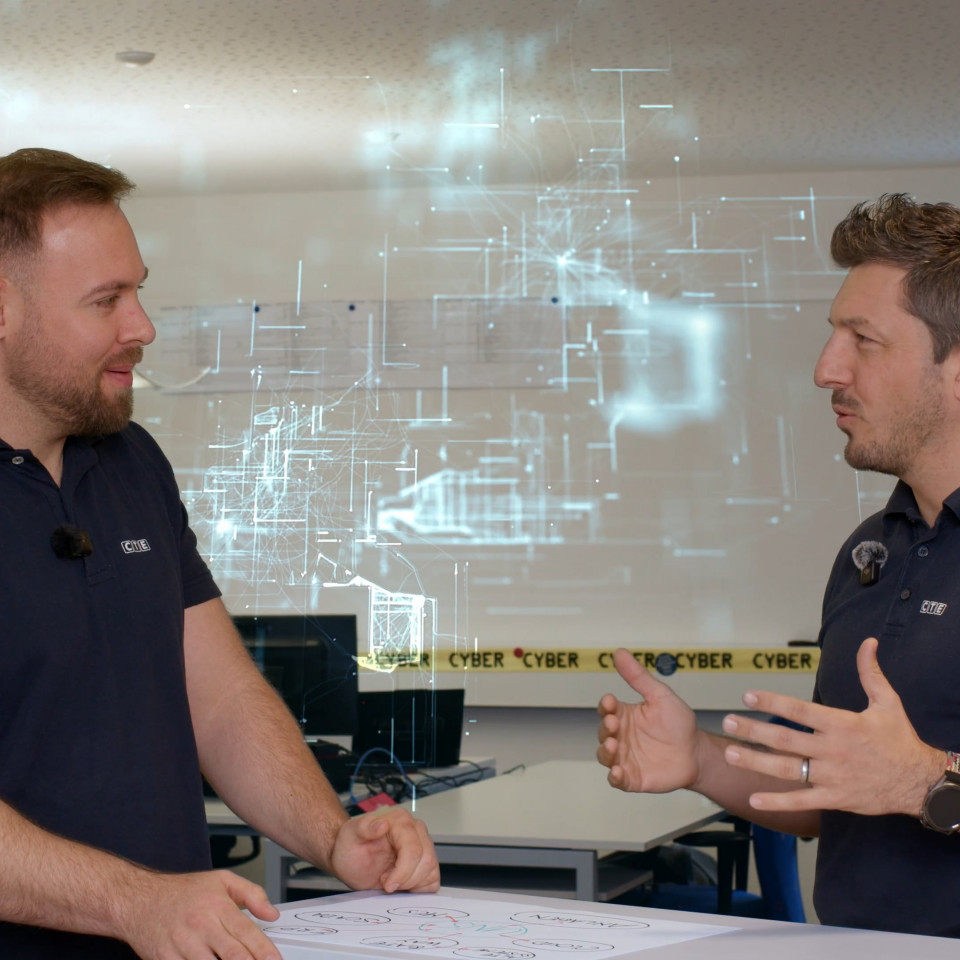 Unified Namespace (UNS): Ein Schlüsselkonzept für die industrielle Digitalisierung?
Auf dem Foto: CTE-COO Andreas Langer und IT Systems Engineer Michael Gempp